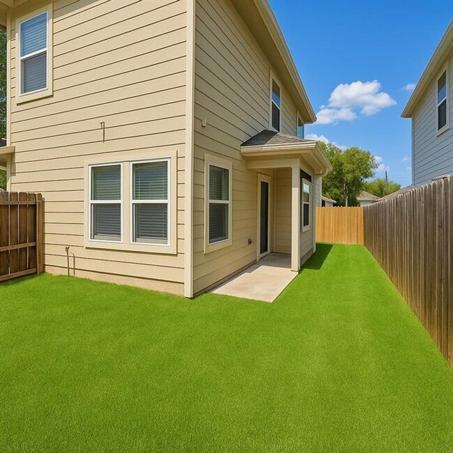 Building Photo - Spacious 4 Bed, 2.5 Bath. Perfect size and...