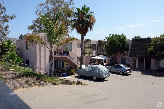 Primary Photo - Grand Avenue Apartments
