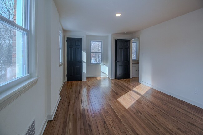 Building Photo - RENOVATED & READY FOR MOVE IN! COZY 2 BEDR...