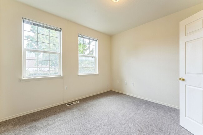 Building Photo - $500 off the first month's rent with a lea...