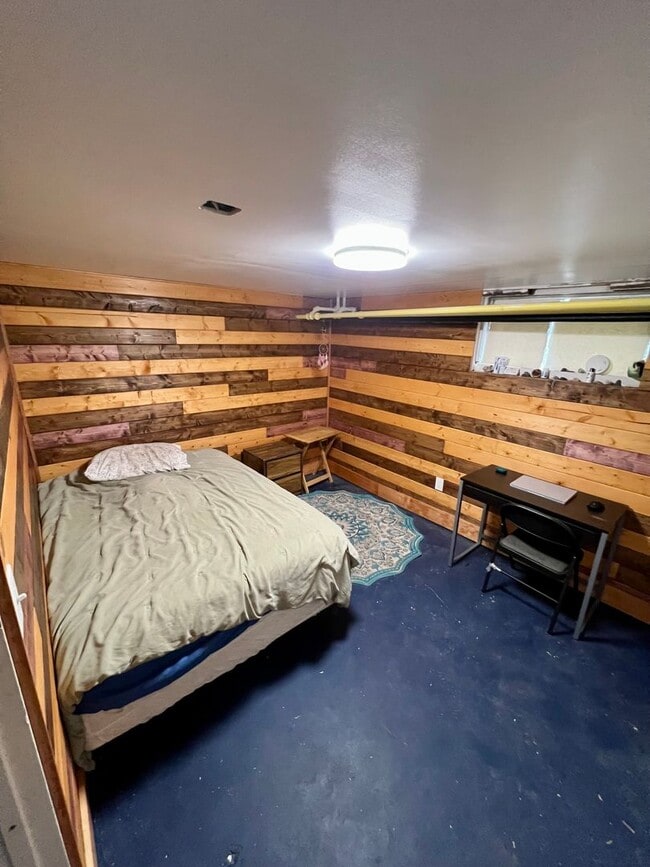 Building Photo - Downtown Home in Fairbanks!!
