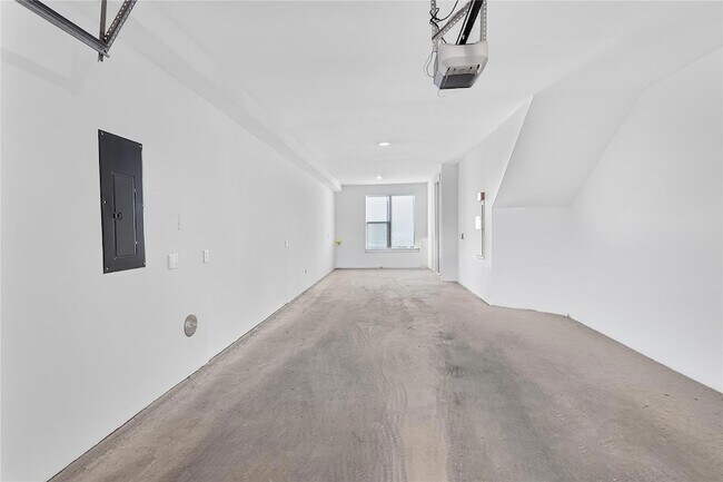Building Photo - 2805 McCurdy St