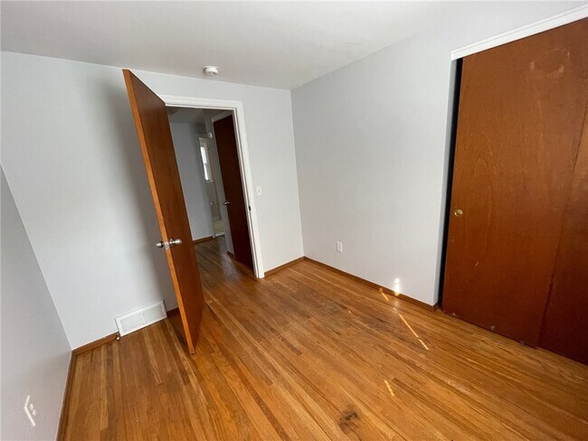 Building Photo - 214 E Spruce St