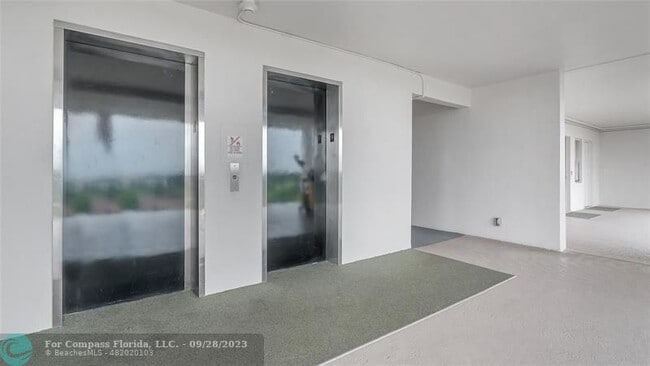 Building Photo - 3150 N Palm Aire Dr