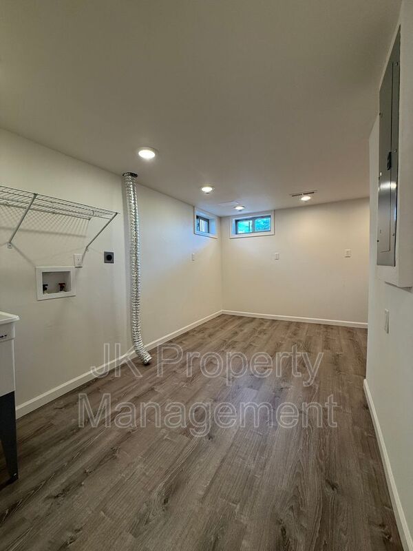 Building Photo - 105 Riverview Dr W