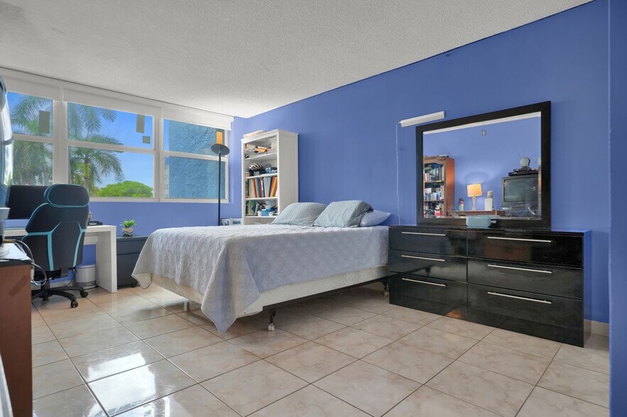 Building Photo - 16558 NE 26th Ave
