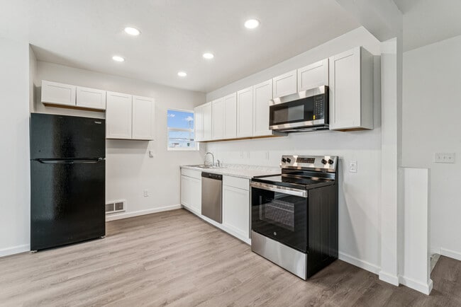 Building Photo - 913 1/2