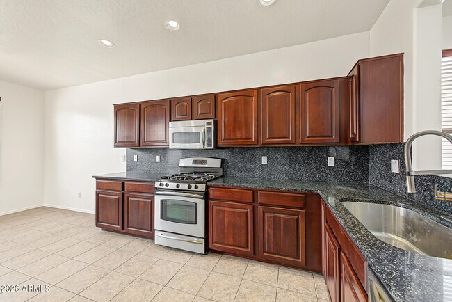 Building Photo - 15398 W MacKenzie Dr