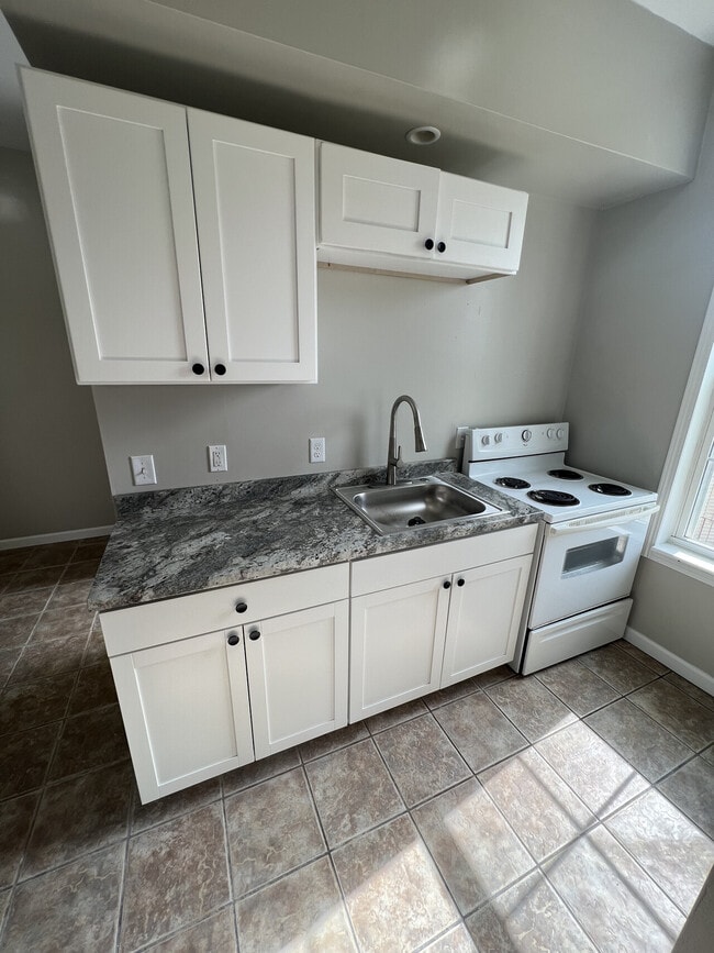 Building Photo - 1020 University Ave