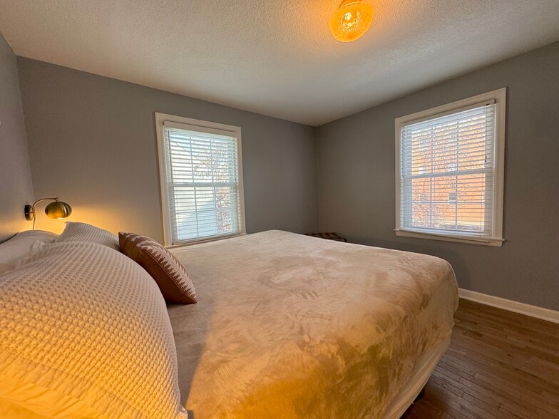 Building Photo - 620 E 63rd Ter