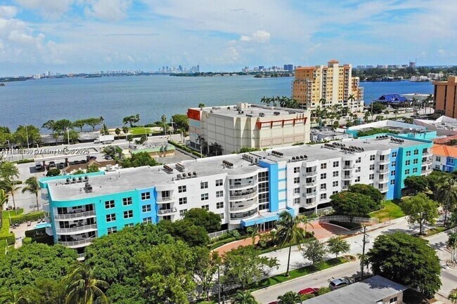 Building Photo - 1555 N Treasure Dr