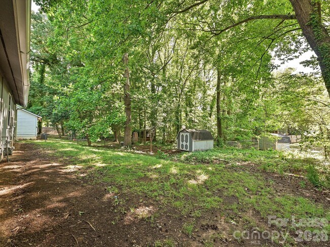 Building Photo - 633 Pennwood Ln