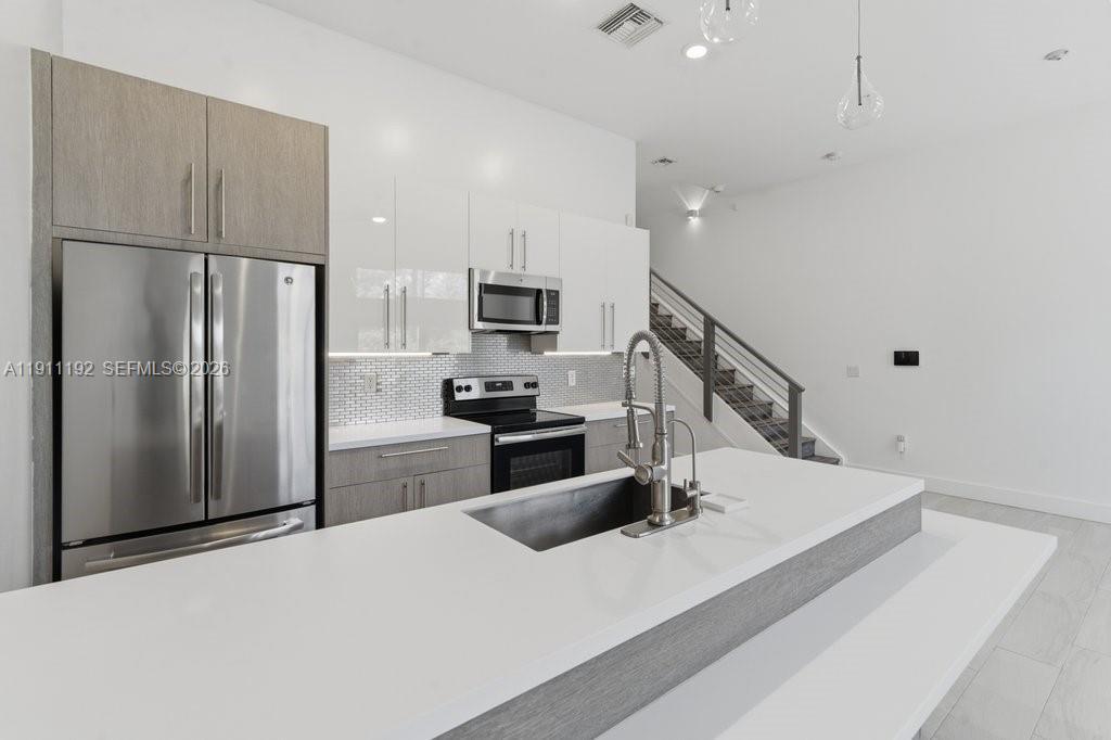 Building Photo - 913 NW 45th Ter