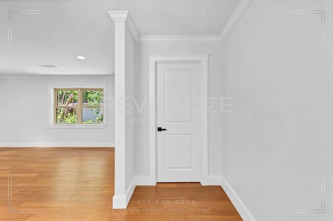 Building Photo - Newly Renovated 3 Bed / 2.5 Bath with Doub...