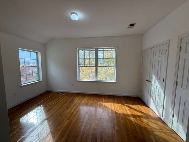 Building Photo - 84 W 14th St