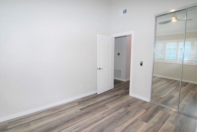Building Photo - Stunning Fully Remodeled Condo in Costa Mesa
