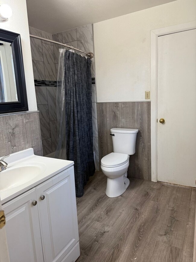 Building Photo - Upscale 3 bed 2 bath with garage