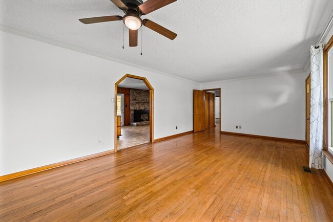 Building Photo - Pet Friendly Two Bedroom!