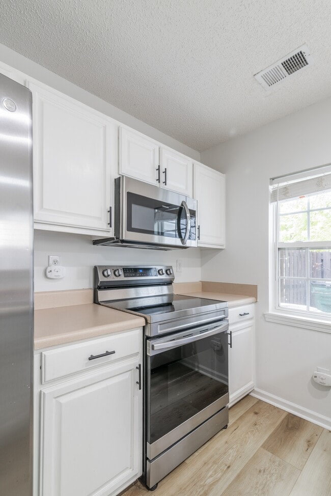 Building Photo - 1766 Forest Side Ln