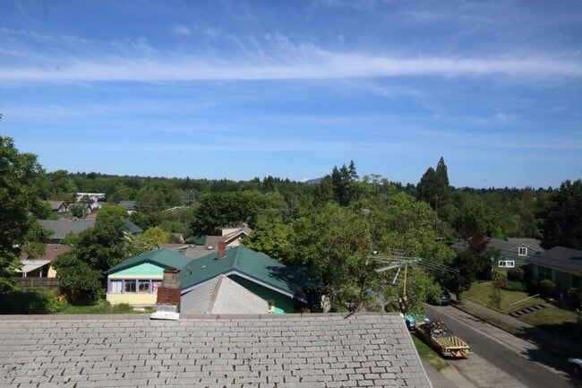 Building Photo - Spacious upper 3-bedroom unit with 2 full ...