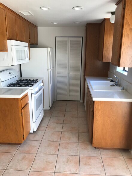 Kitchen - 1209 Robinson Ave