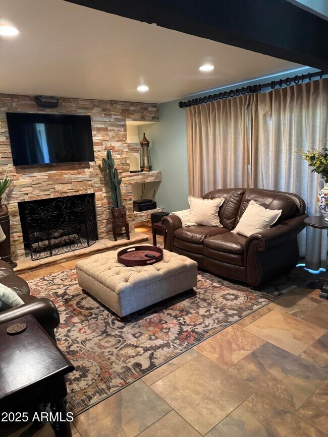 Building Photo - 1009 N Villa Nueva Dr