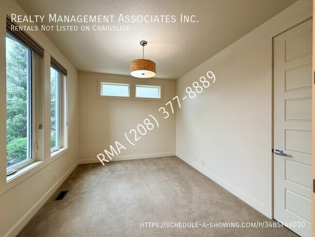 Building Photo - 2552 E Boise Ave