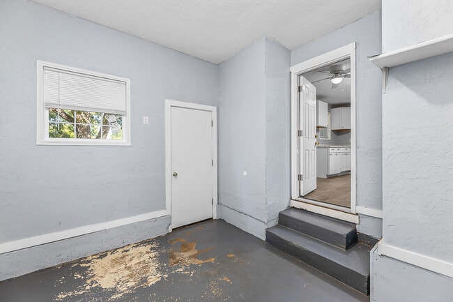 Building Photo - 910 SW 37th St