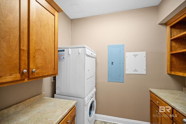 Building Photo - 491 Pine Ave