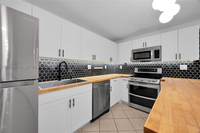 Building Photo - 2734 Bird 301