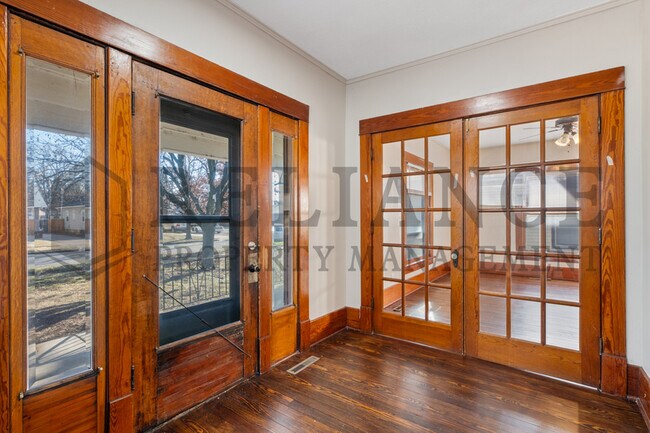 Building Photo - 221 S Glenn St