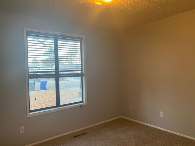 Building Photo - Lovely 3 Bedroom 1 Bath Ranch-Style House ...