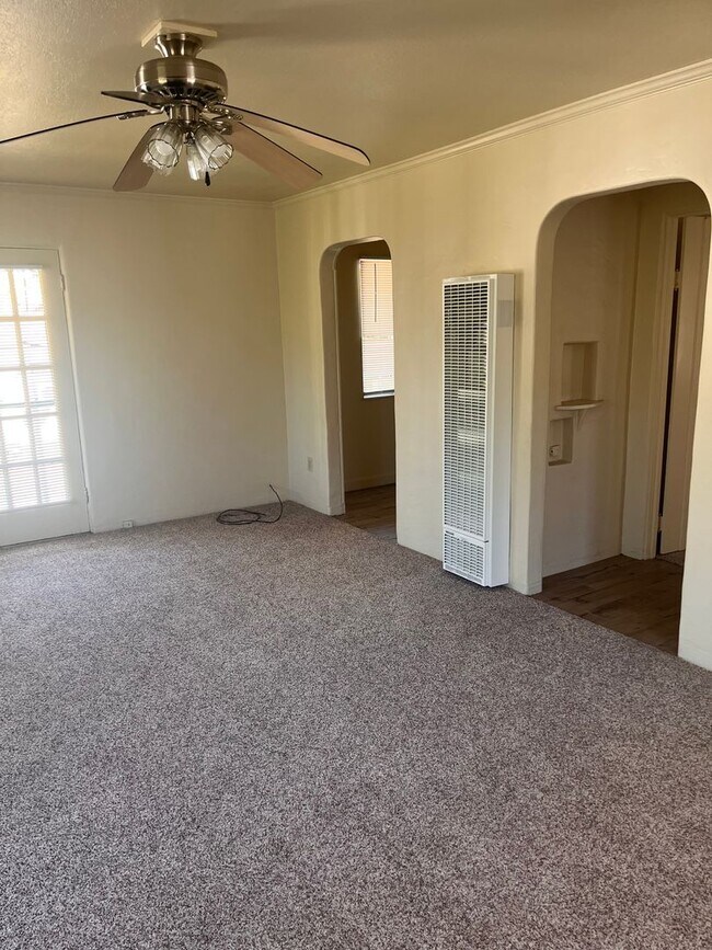 Building Photo - AVAILABLE NOW!! Delightful 1 bedroom, 1 ba...