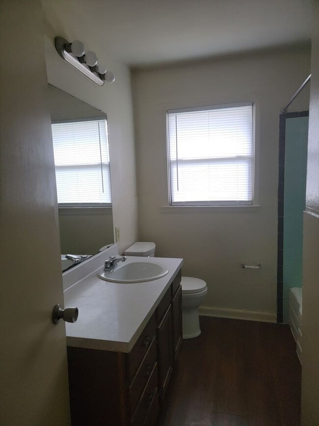 Building Photo - 3 bedroom 1 bathroom **Move in Ready