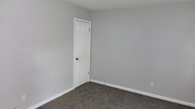 Building Photo - "Charming 3-Bedroom Gem in Hazelwood with Modern Comforts