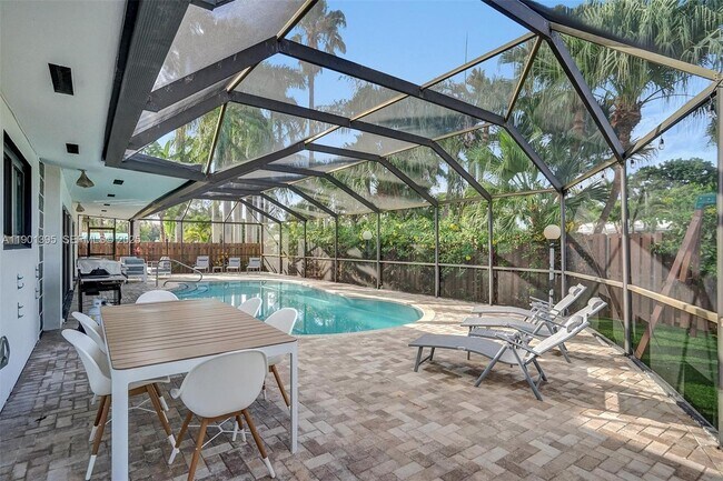 Building Photo - 1141 N North Lake Dr