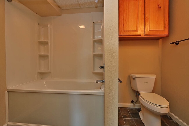 Building Photo - 4 Bedroom House Close to Campus