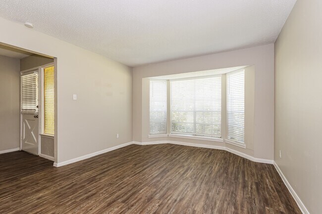 Building Photo - 26218 Maplewood Dr