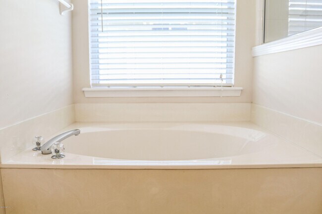 Building Photo - 8898 Canopy Oaks Dr