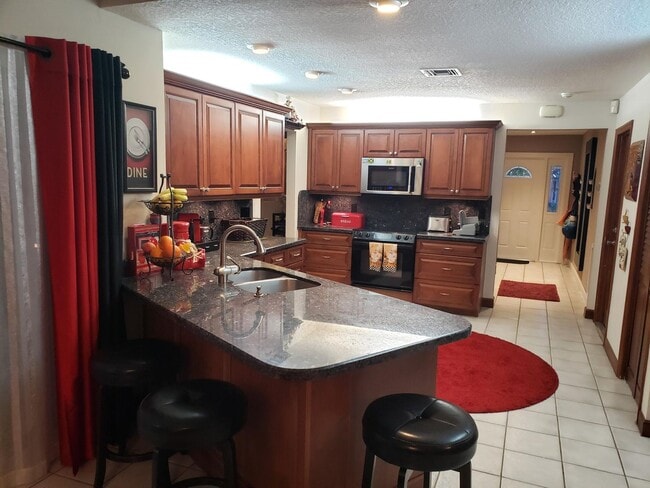 Building Photo - 1402 SW 25th Ave