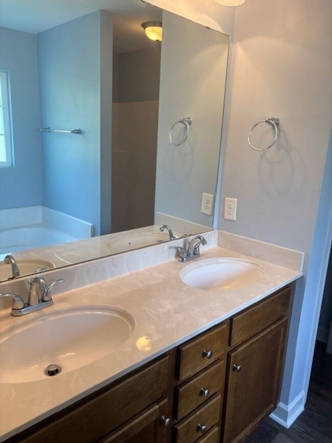 Building Photo - Beautiful 3 bedroom, 2.5 bath home with Bo...