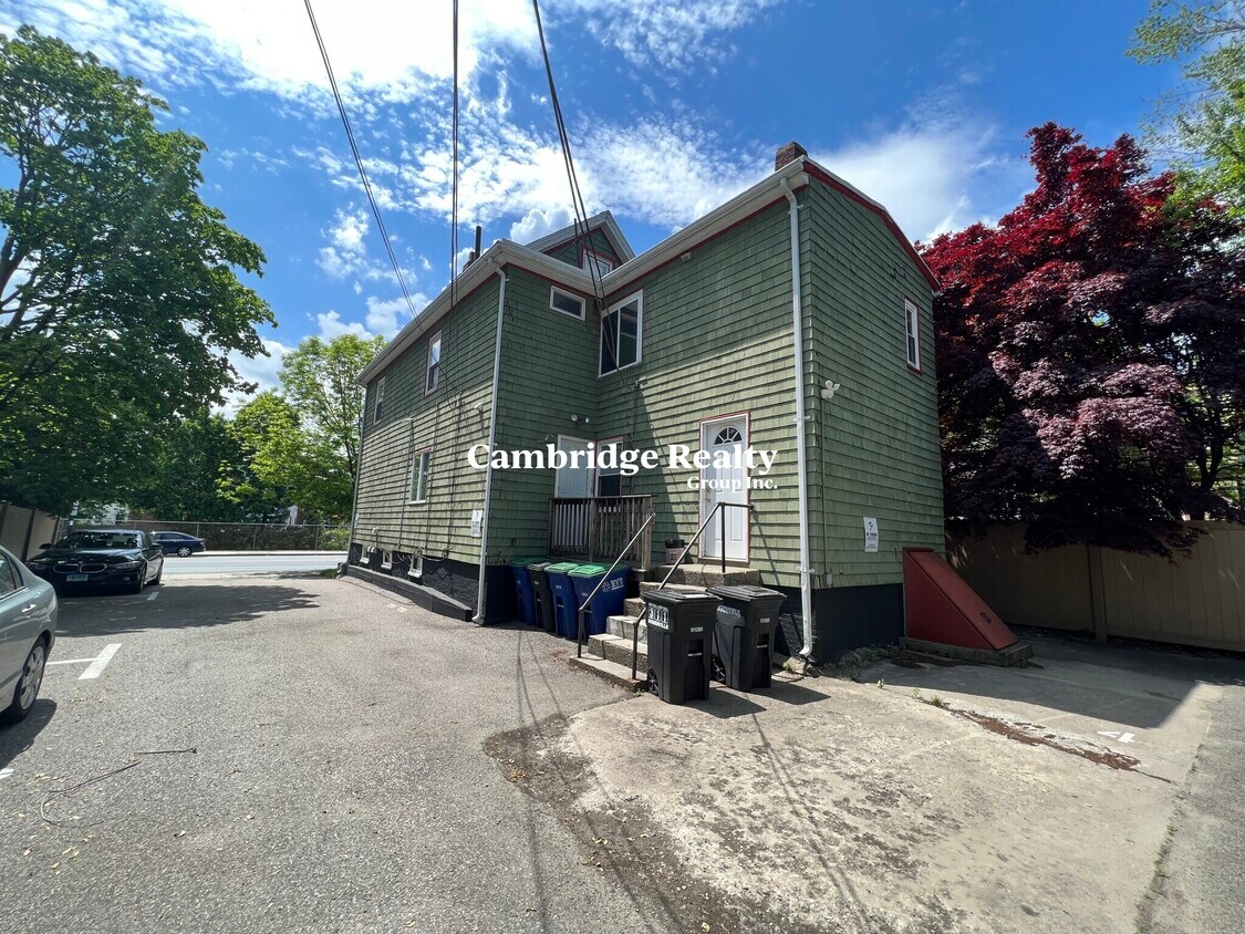 Building Photo - 735 Somerville Ave