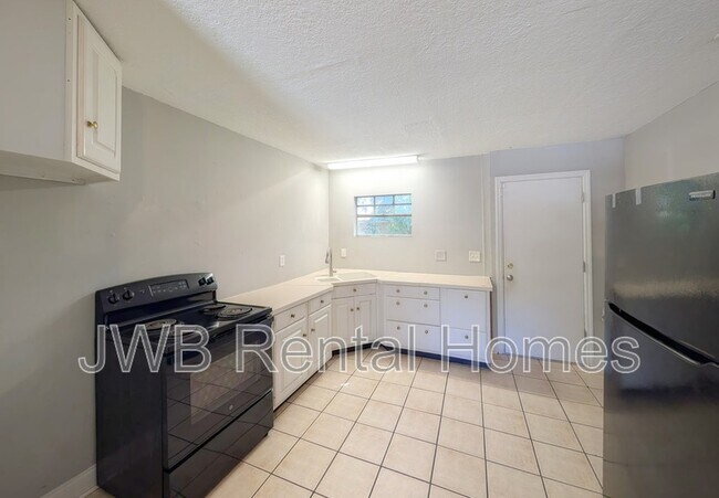 Building Photo - 421 Golfair Blvd