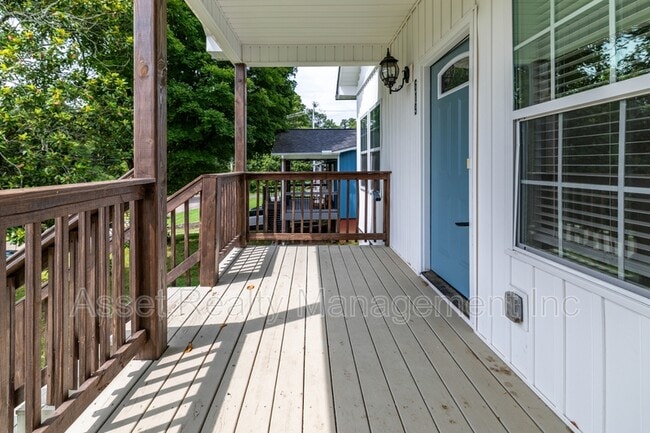 Building Photo - 619 Midlake Dr NE