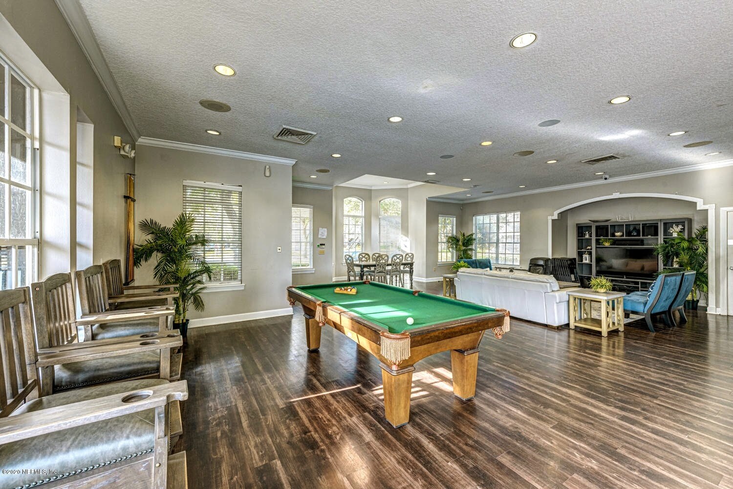 Building Photo - 10000 Gate Pky N