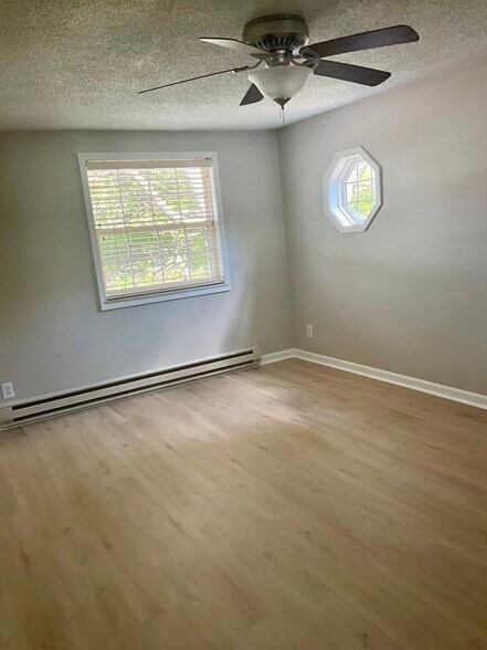 Large Bedroom - 27796 Reo Rd