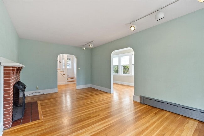 Building Photo - 76 Lynde Ave