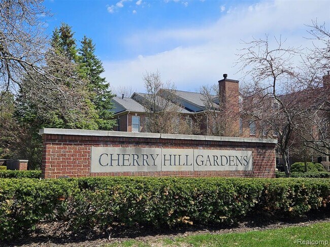 Building Photo - 264 Village Way S