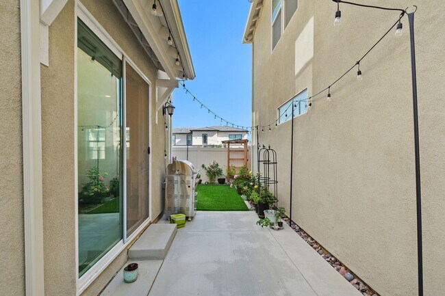 Building Photo - New Community - Temecula - New House Corne...