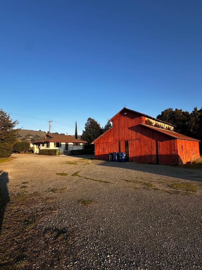 Building Photo - 3 bed 2 bath, with large barn!